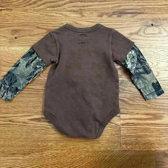 John Deere boy's brown top w/camo long sleeves, CUTER IN CAMO W/ deer size 6/9 M - Picture 5 of 7